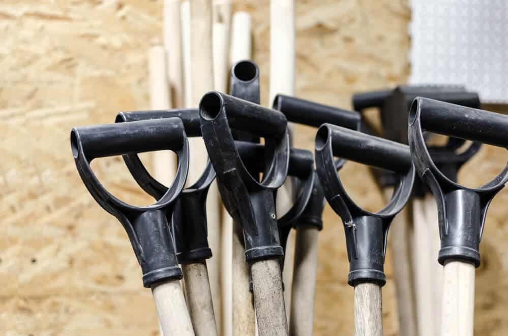 4 Types of Shovel Handles And The Benefits of Each 7